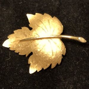 Vintage ample Leaf Pin